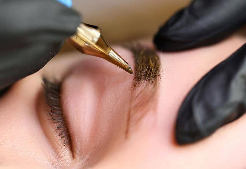 Microblading brow procedure with a PMU pen